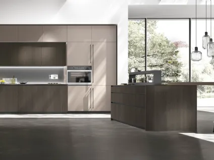 Cucina Moderna con isola Metropolis v01 in Termo Strutturato Rovere Conero Riga e Pet Metal Acciaio di Stosa