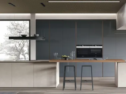 Cucina Moderna con isola Aliant v04 in Neolith Pietra di Luna Silk, piano snack in Noce Elegant Cannettato e colonne in Vetro lucido Bromo di Stosa