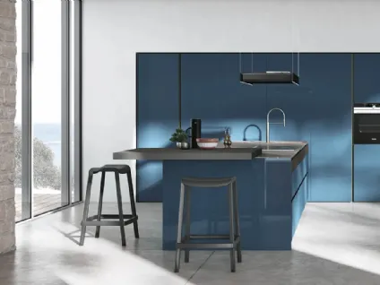 Cucina Moderna con isola Color Trend v06 in laccato lucido Mediterraneo con top in Neolith Wulong e piano snack in Fenix Grigio Londra con inserto in Rovere Termocotto Cannettato di Stosa