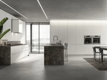 Cucina Moderna in laccato opaco bianco e top effetto marmo con penisola effetto marmo Traccia 04 di Febal Casa
