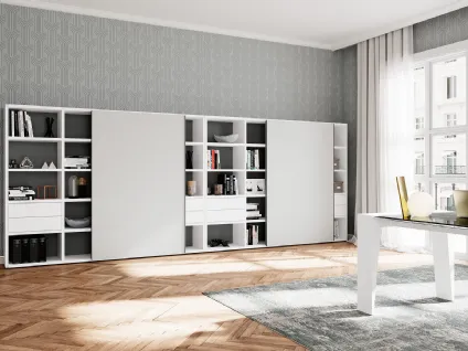 Libreria a muro con ante scorrevoli e vani a giorno in laccato opaco di Colombini Office