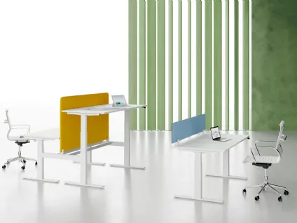 Scrivania Operativa ET in laccato opaco bianco e separè dai colori vivaci di Colombini Office