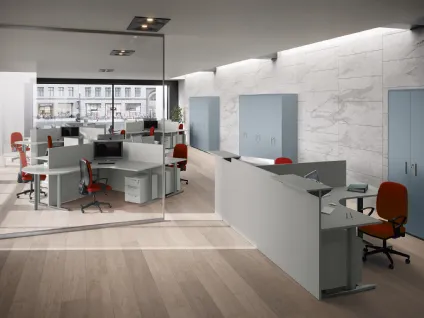 Scrivania Operativa sagomata con divisori Teko 10 in laccato opaco grigio di Colombini Office